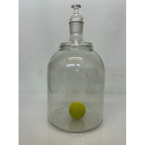 159 - Scientific glass-wares, a large stoppered glass storage jar 43 cm tall.

This lot is available for i... 