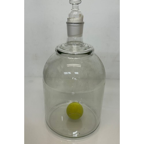 159 - Scientific glass-wares, a large stoppered glass storage jar 43 cm tall.

This lot is available for i... 