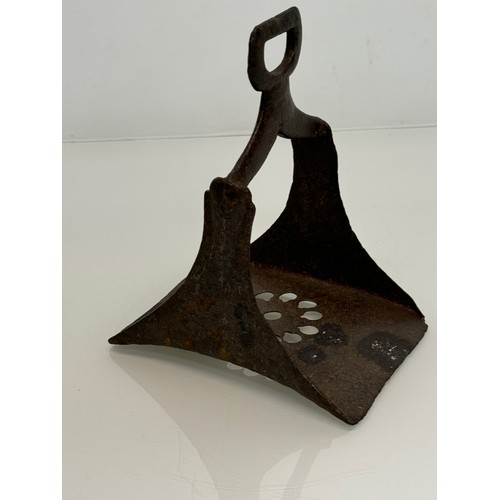 160 - Cast Iron Stirrup. 22 cm high

This lot is available for in-house shipping