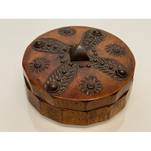 161 - Decorative treen storage pots, 8 in all.

This lot is available for in-house shipping