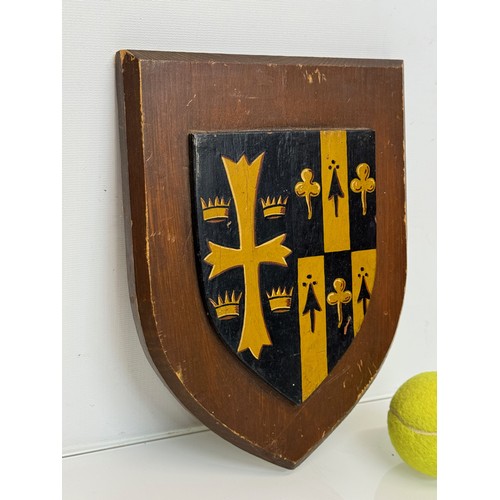 171 - Heraldic wooden shield, with hand painted panel, 26 cm  x 19 cm.

 This lot is available for in-hous... 