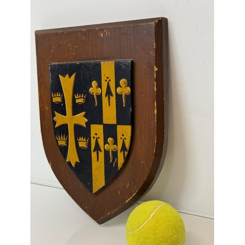 171 - Heraldic wooden shield, with hand painted panel, 26 cm  x 19 cm.

 This lot is available for in-hous... 