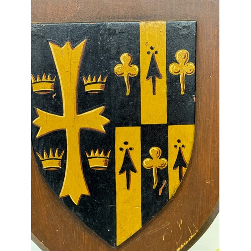 171 - Heraldic wooden shield, with hand painted panel, 26 cm  x 19 cm.

 This lot is available for in-hous... 