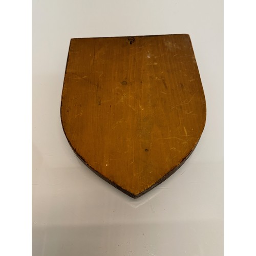 171 - Heraldic wooden shield, with hand painted panel, 26 cm  x 19 cm.

 This lot is available for in-hous... 