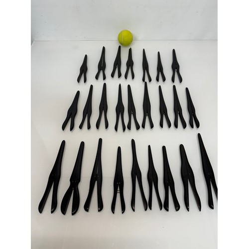 128 - Collection of ebony glove stretchers. 18 – 22 cm long.

This lot is available for in-house shipping