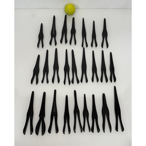 128 - Collection of ebony glove stretchers. 18 – 22 cm long.

This lot is available for in-house shipping