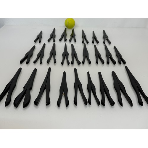 128 - Collection of ebony glove stretchers. 18 – 22 cm long.

This lot is available for in-house shipping