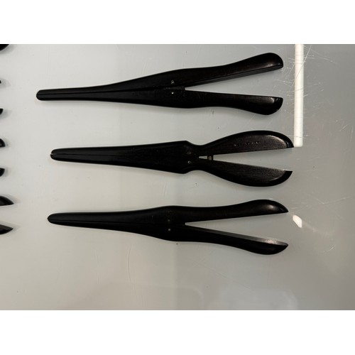 128 - Collection of ebony glove stretchers. 18 – 22 cm long.

This lot is available for in-house shipping