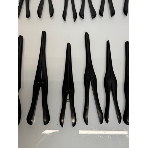 128 - Collection of ebony glove stretchers. 18 – 22 cm long.

This lot is available for in-house shipping