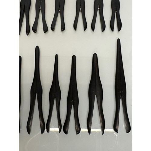 128 - Collection of ebony glove stretchers. 18 – 22 cm long.

This lot is available for in-house shipping