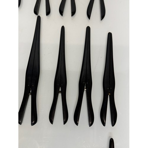 128 - Collection of ebony glove stretchers. 18 – 22 cm long.

This lot is available for in-house shipping