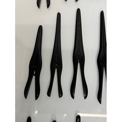 128 - Collection of ebony glove stretchers. 18 – 22 cm long.

This lot is available for in-house shipping