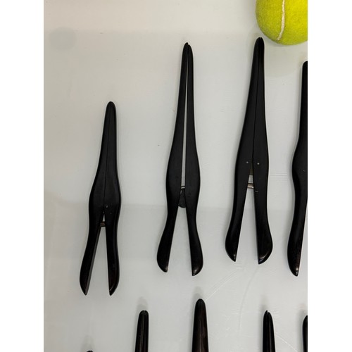 128 - Collection of ebony glove stretchers. 18 – 22 cm long.

This lot is available for in-house shipping