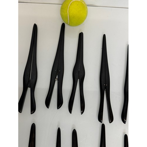 128 - Collection of ebony glove stretchers. 18 – 22 cm long.

This lot is available for in-house shipping