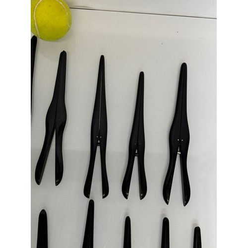 128 - Collection of ebony glove stretchers. 18 – 22 cm long.

This lot is available for in-house shipping