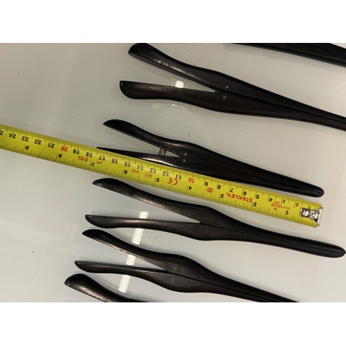 128 - Collection of ebony glove stretchers. 18 – 22 cm long.

This lot is available for in-house shipping