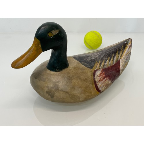 141 - North American carved wood decoy duck, 33 cm long.

This lot is available for in-house shipping