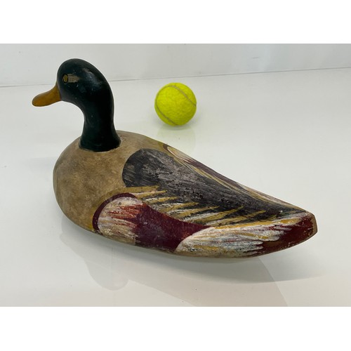 141 - North American carved wood decoy duck, 33 cm long.

This lot is available for in-house shipping