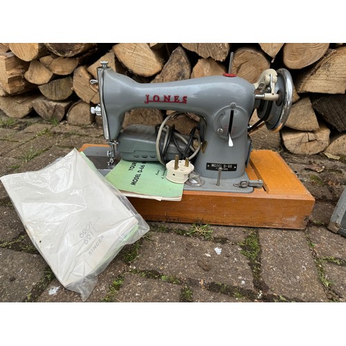 295 - Vintage Jones D-66 sewing machine and storage cover.

This lot is collection only.