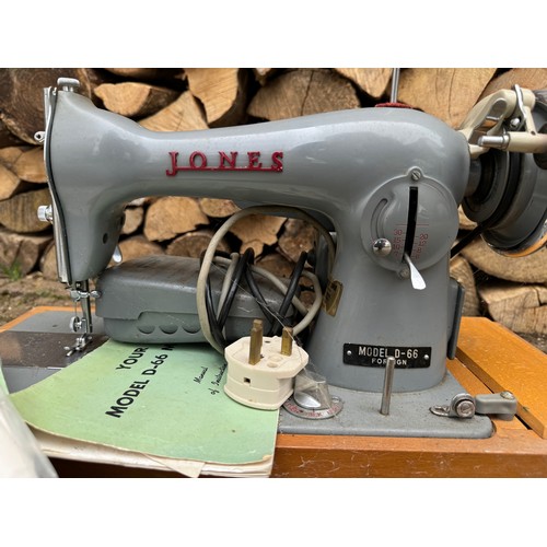 295 - Vintage Jones D-66 sewing machine and storage cover.

This lot is collection only.