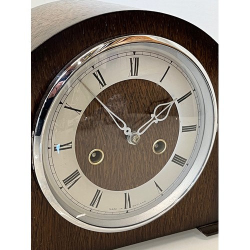 354 - Oak cased mid century English mantle clock, 21 cm high.

This lot is available for in-house shipping