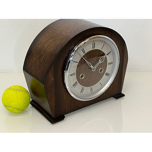 354 - Oak cased mid century English mantle clock, 21 cm high.

This lot is available for in-house shipping