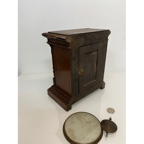 356 - Oak cased mantle clock.

This lot is available for in-house shipping