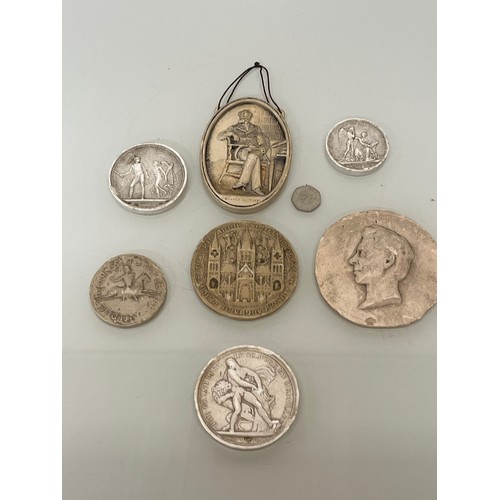 368 - A collection of plaster plaques and medallions, Charles Dickens etc.

This lot is available for in-h... 