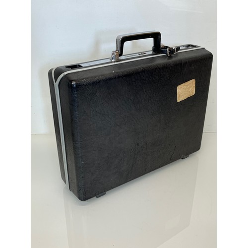 369 - C20th luggage, a designer briefcase by Samsonite, combination locks. 44cm x 32 cm x 13.5 cm.

This l... 