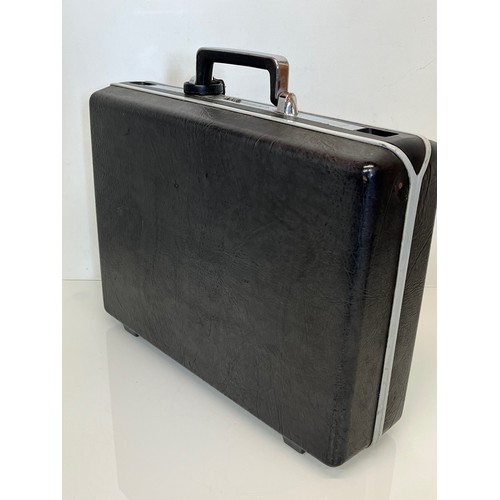 369 - C20th luggage, a designer briefcase by Samsonite, combination locks. 44cm x 32 cm x 13.5 cm.

This l... 