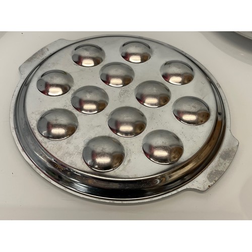 374 - Twelve stainless steel serving plates.

This lot is available for in-house shipping