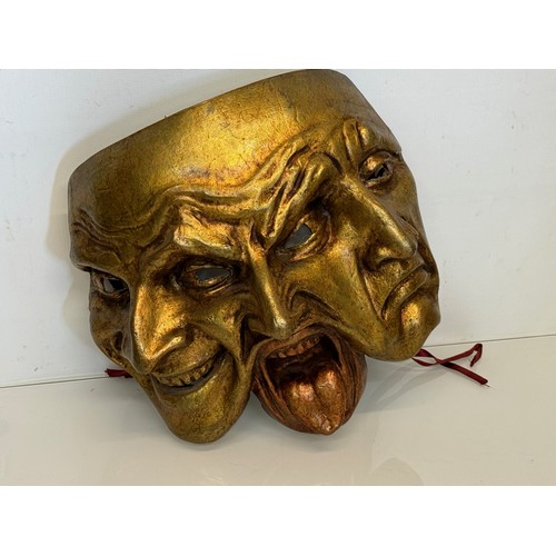 379 - Venetian mask of three faces of the comedy, 27 cm wide.

This lot is available for in-house shipping