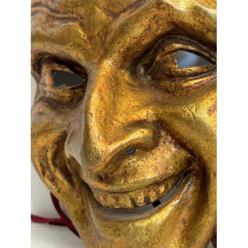 379 - Venetian mask of three faces of the comedy, 27 cm wide.

This lot is available for in-house shipping