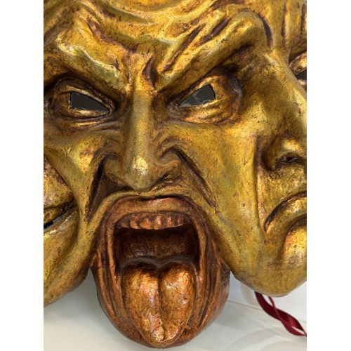 379 - Venetian mask of three faces of the comedy, 27 cm wide.

This lot is available for in-house shipping