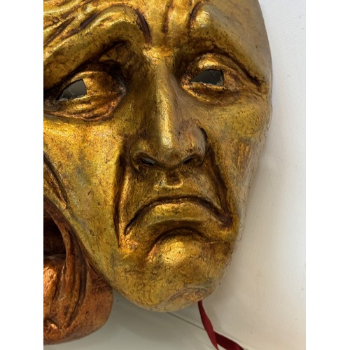 379 - Venetian mask of three faces of the comedy, 27 cm wide.

This lot is available for in-house shipping