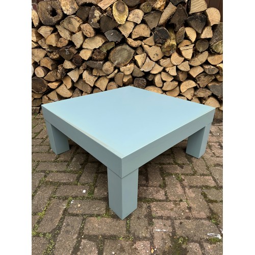 253 - Furniture, mid-century modern, a large modern side / coffee table, 80 cm x 80 cm x 36 cm high.

This... 