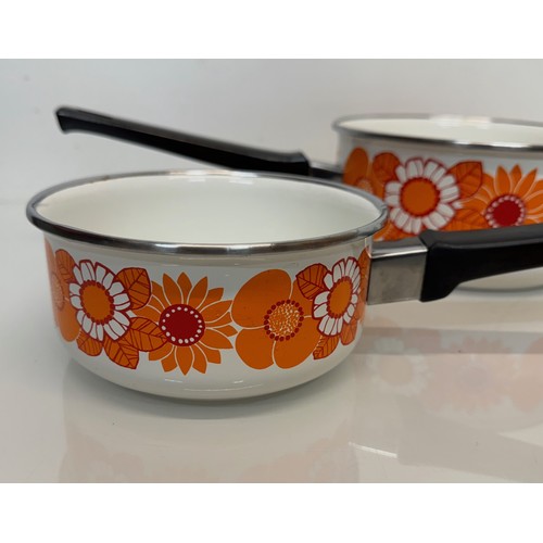 262 - Kitchenalia, three vintage enamelled 1970’s decorated saucepans, 13 cm 15 cm 19 cm in diameter.

Thi... 