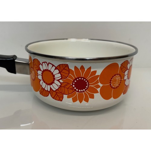 262 - Kitchenalia, three vintage enamelled 1970’s decorated saucepans, 13 cm 15 cm 19 cm in diameter.

Thi... 