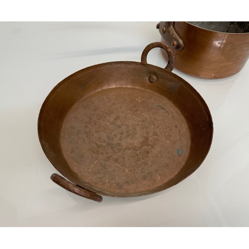 266 - Kitchenalia, two copper saucepans, 26 cm and 21 cm in diameter.

This lot is available for in-house ... 