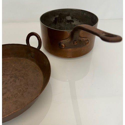 266 - Kitchenalia, two copper saucepans, 26 cm and 21 cm in diameter.

This lot is available for in-house ... 