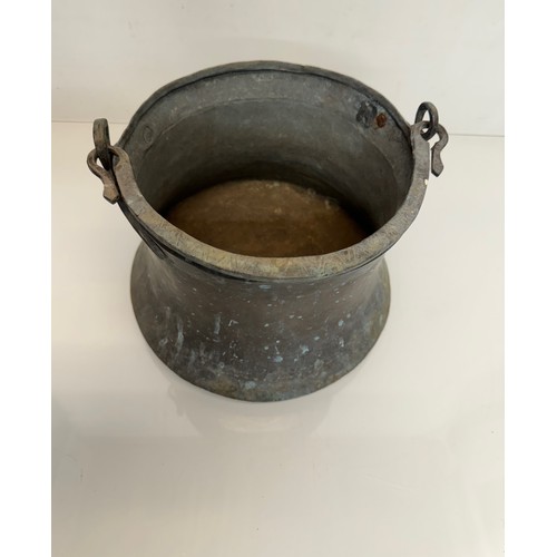 268 - Kitchenalia, copper planter, a large copper pan 23 cm in diameter.

This lot is available for in-hou... 