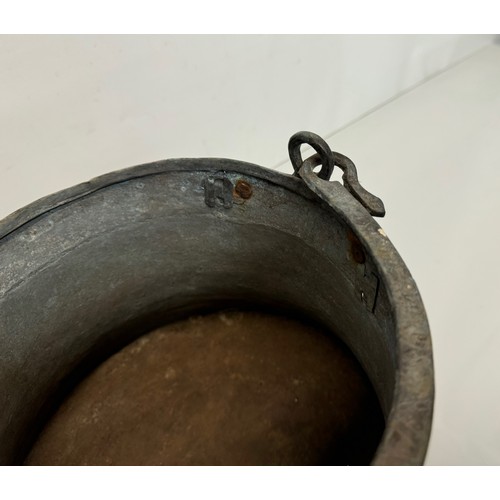 268 - Kitchenalia, copper planter, a large copper pan 23 cm in diameter.

This lot is available for in-hou... 