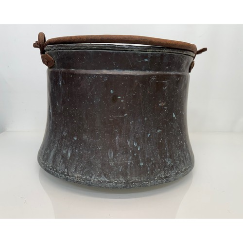 269 - Kitchenalia, copper planter, a very large copper pan 34 cm in diameter 28 cm high.

This lot is avai... 