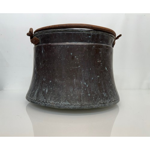 269 - Kitchenalia, copper planter, a very large copper pan 34 cm in diameter 28 cm high.

This lot is avai... 