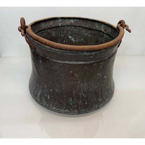 269 - Kitchenalia, copper planter, a very large copper pan 34 cm in diameter 28 cm high.

This lot is avai... 