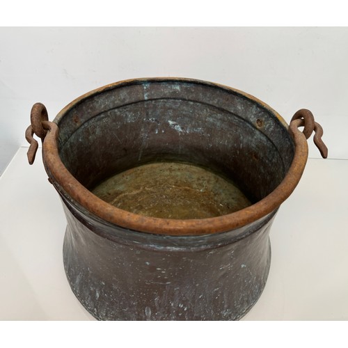 269 - Kitchenalia, copper planter, a very large copper pan 34 cm in diameter 28 cm high.

This lot is avai... 