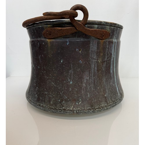 269 - Kitchenalia, copper planter, a very large copper pan 34 cm in diameter 28 cm high.

This lot is avai... 