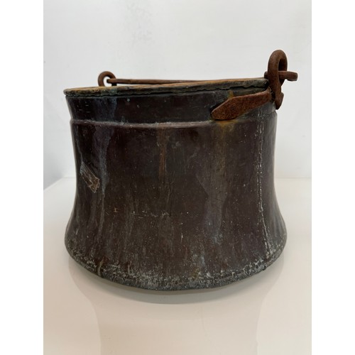 269 - Kitchenalia, copper planter, a very large copper pan 34 cm in diameter 28 cm high.

This lot is avai... 