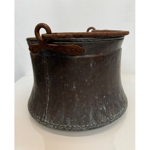 269 - Kitchenalia, copper planter, a very large copper pan 34 cm in diameter 28 cm high.

This lot is avai... 