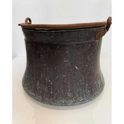 269 - Kitchenalia, copper planter, a very large copper pan 34 cm in diameter 28 cm high.

This lot is avai... 